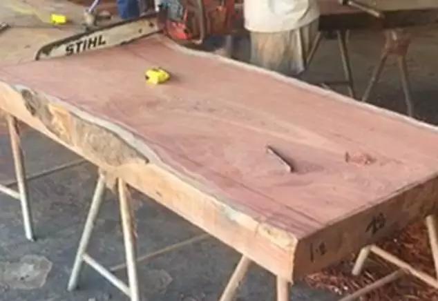 暗访广东天价大板生产基地,原料全是称斤拉木头,富豪还排队来买