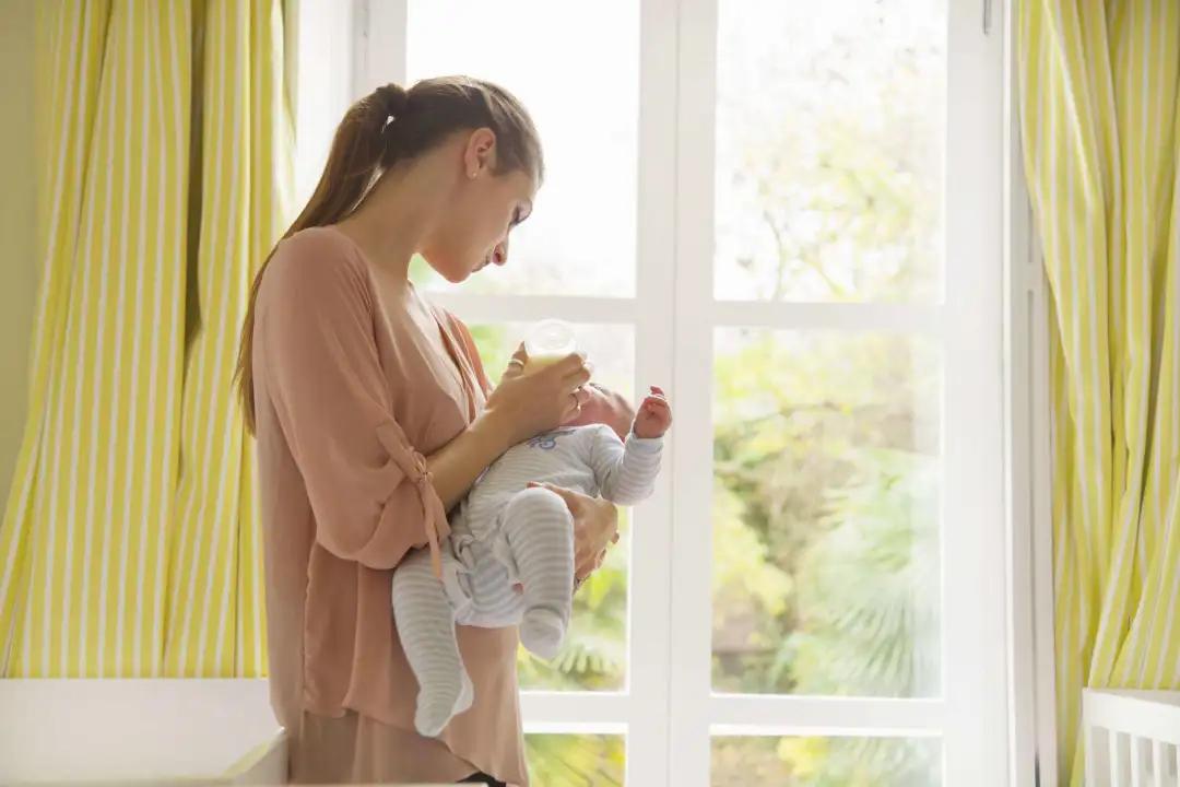 宝宝睡着探鼻息,宝宝睡着总是用手摸脸