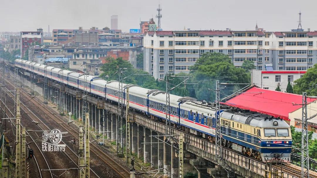 铁影车,东风11型内燃机车照片