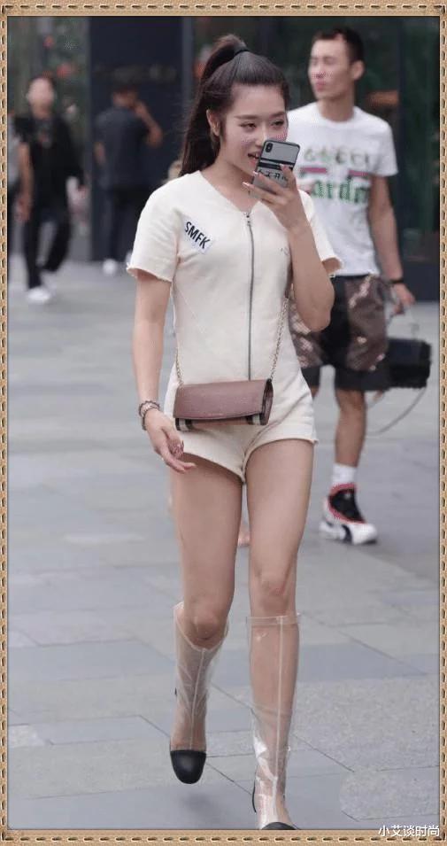 连体衣加透明雨鞋,美女是去逛街还是捕鱼