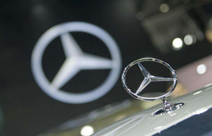 奔驰e保养被偷偷换电瓶,奔驰车从4s店保养完自燃