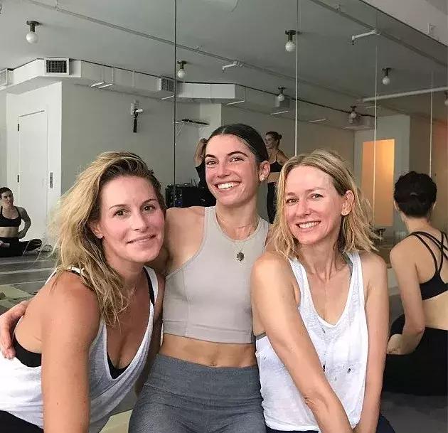 比基尼可不是年轻妹子的专利，女人50+穿比基尼比20岁还迷人