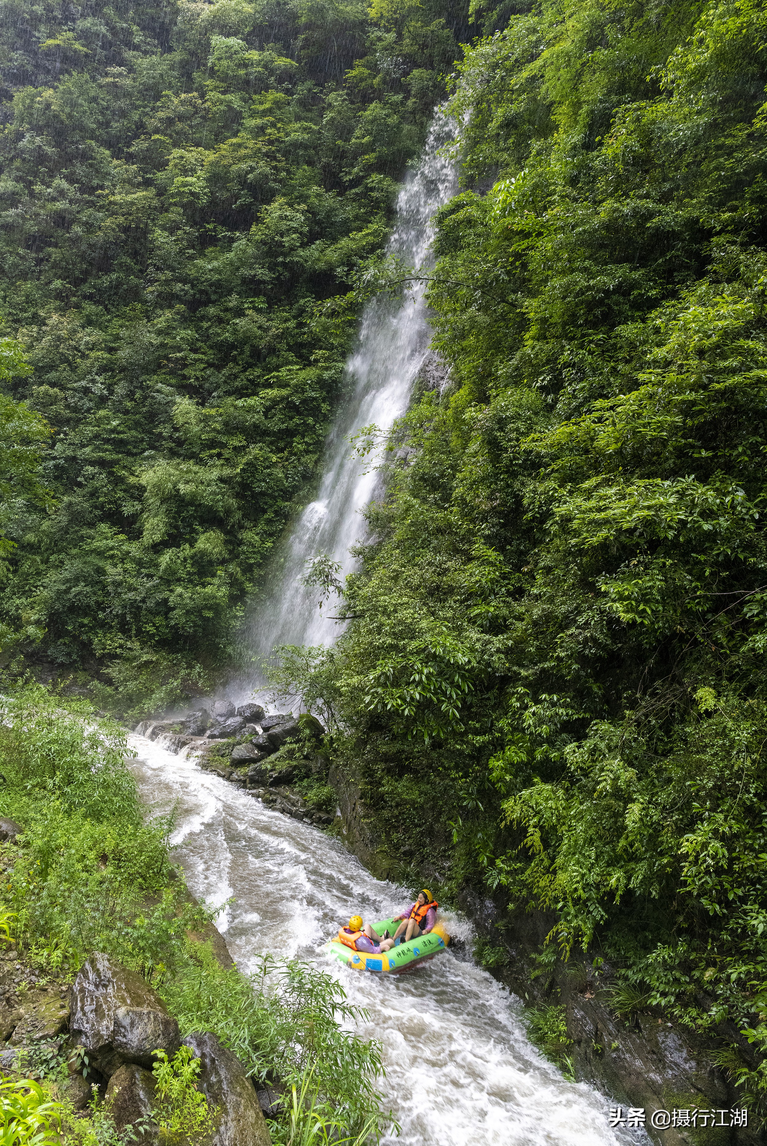 避暑秘境神龙峡，在飞瀑流泉的原始谷底来一场随遇而安的漂流