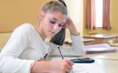 青春期女孩出现闭经怎么办,青春期女生闭经了怎么办