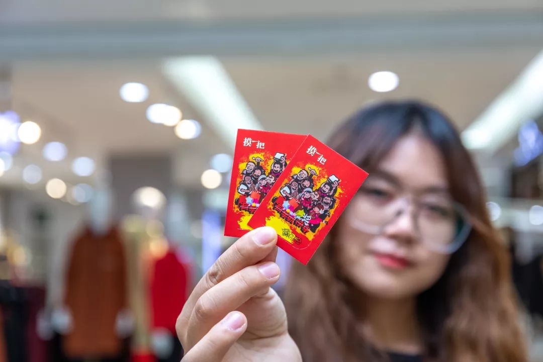 品牌羽绒服低至99元！百货大楼要被搬空了