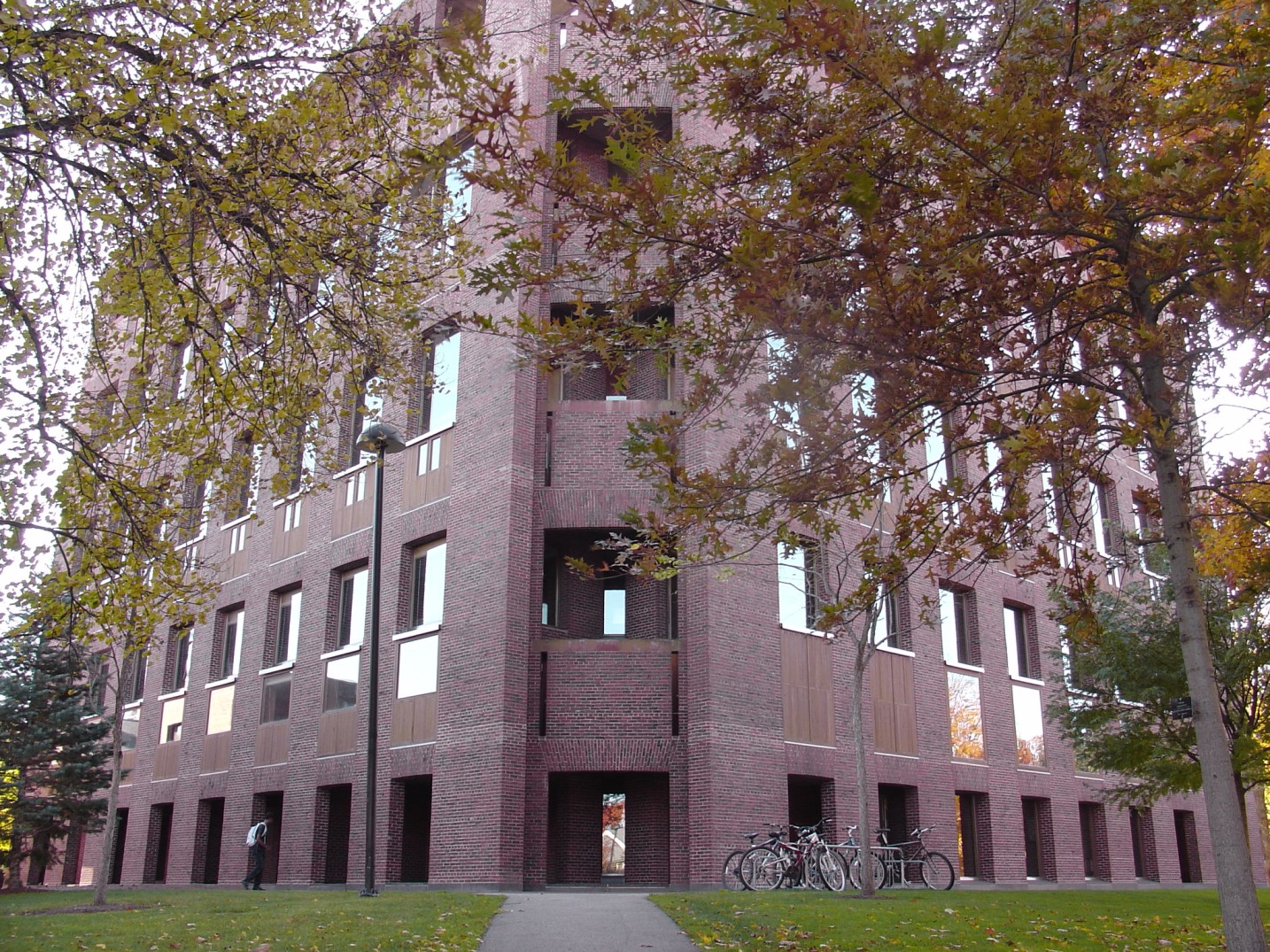 现代主义建筑大师格罗皮乌斯,建筑大师路易斯阿拉干作品