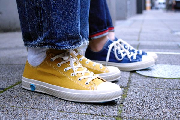 vans帆布鞋哪款好看,vans又一款白色的有涂鸦的帆布鞋