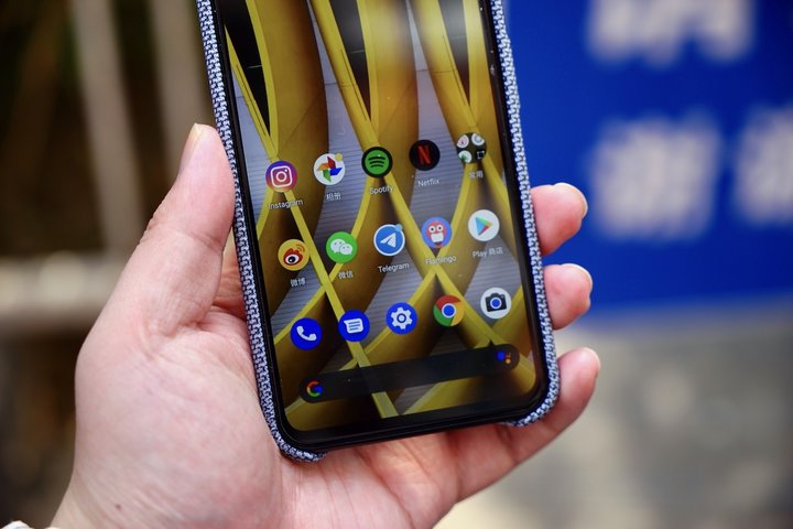 现在的手机亮度都是上下调节,为什么手机亮度调低了还是很亮