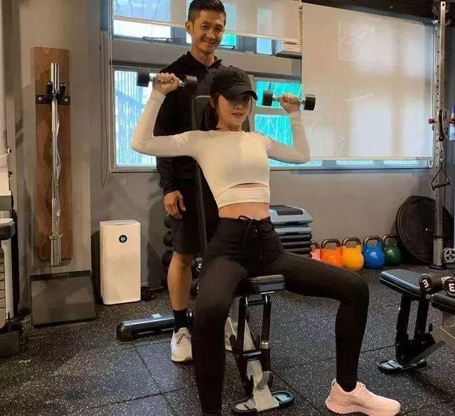 阿Sa半裸出境，身材竟无可挑剔！