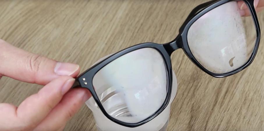 眼镜片上起雾的解决方法,眼镜片发雾怎么处理
