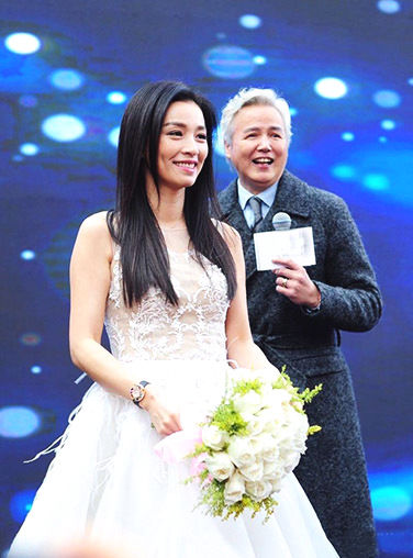 从琼瑶小生到百亿大亨，前妻自杀未遂，现妻生下2个试管婴儿