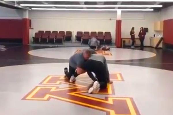 wwe布洛克莱斯纳去自己的牧场玩,wwe布洛克莱斯纳开铲车