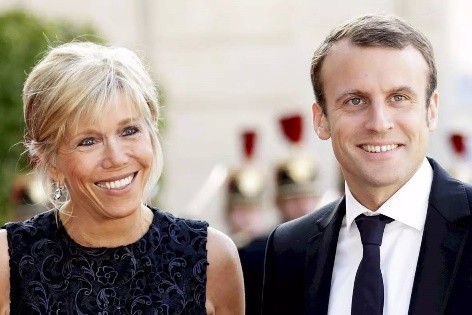 马克龙真暖心,帮布丽吉特整理领口怕走光,真爱程度不亚于查尔斯