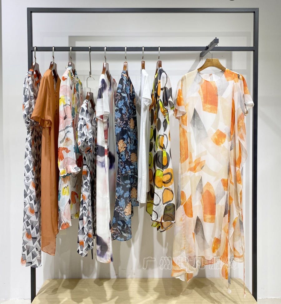 新手开女装店如何寻找货源,品牌女装折扣店怎样选货源