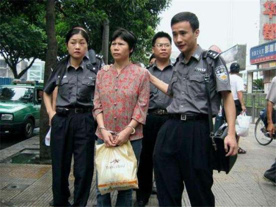 中国第一悍匪被抓获,临死前留下一句预言,10年后一语成谶