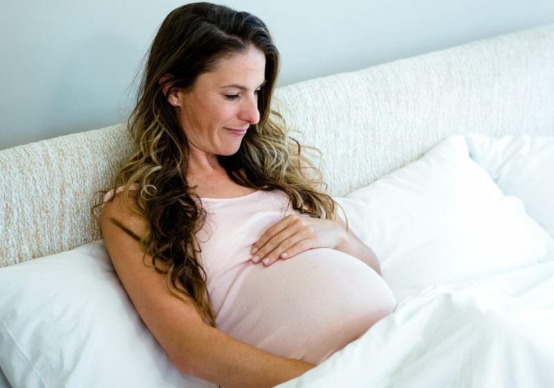 怀孕8个月出血肚子不疼胎动正常,孕妇几个月开始有胎动什么感觉