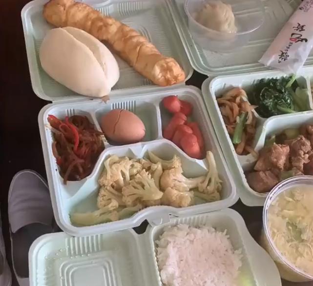 山东一男子回国隔离期米饭吃不完，将剩饭捏成饭团晒干带回家获赞