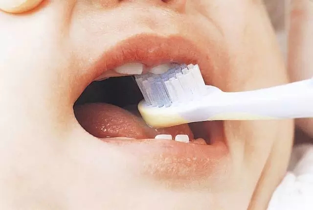 10个月宝宝还没长牙正常吗,10个月宝宝长牙怎样刷牙