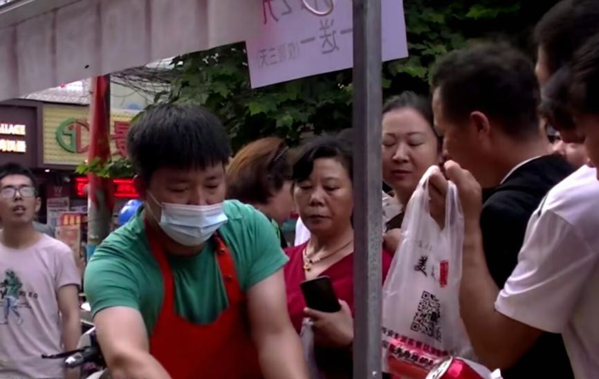 大学生暑期摆摊卖什么小吃,在校大学生摆摊卖小吃