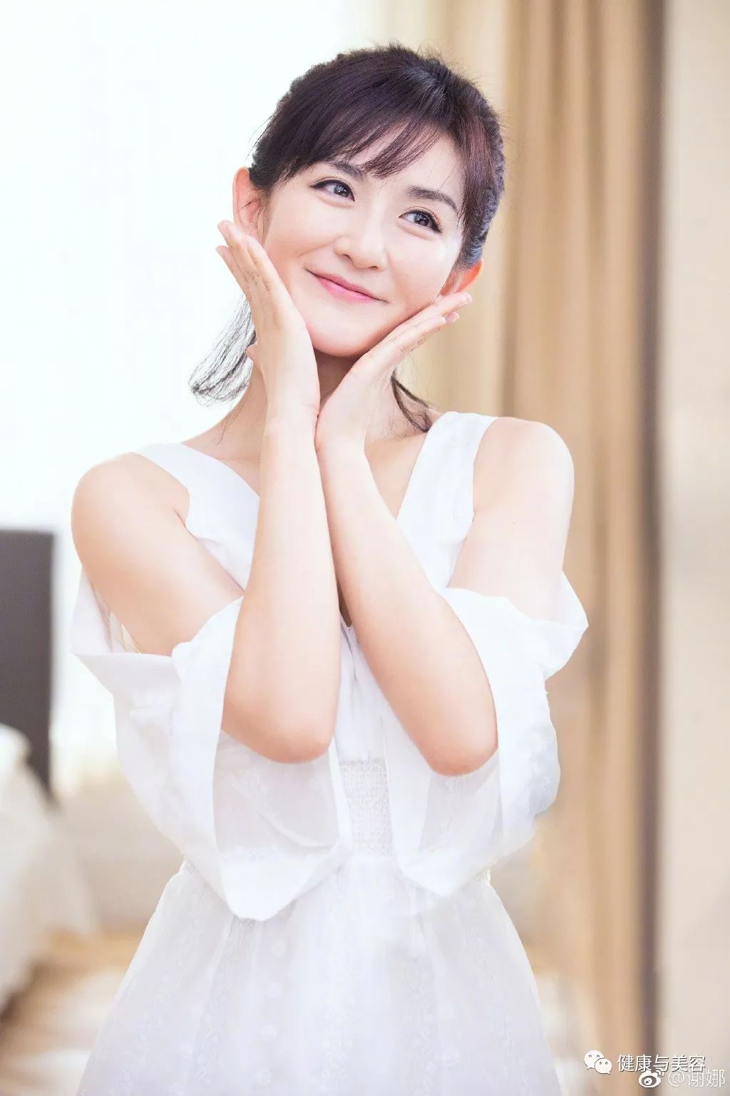 谢娜示范瘦脸操，5秒钟按压操消除法令纹！