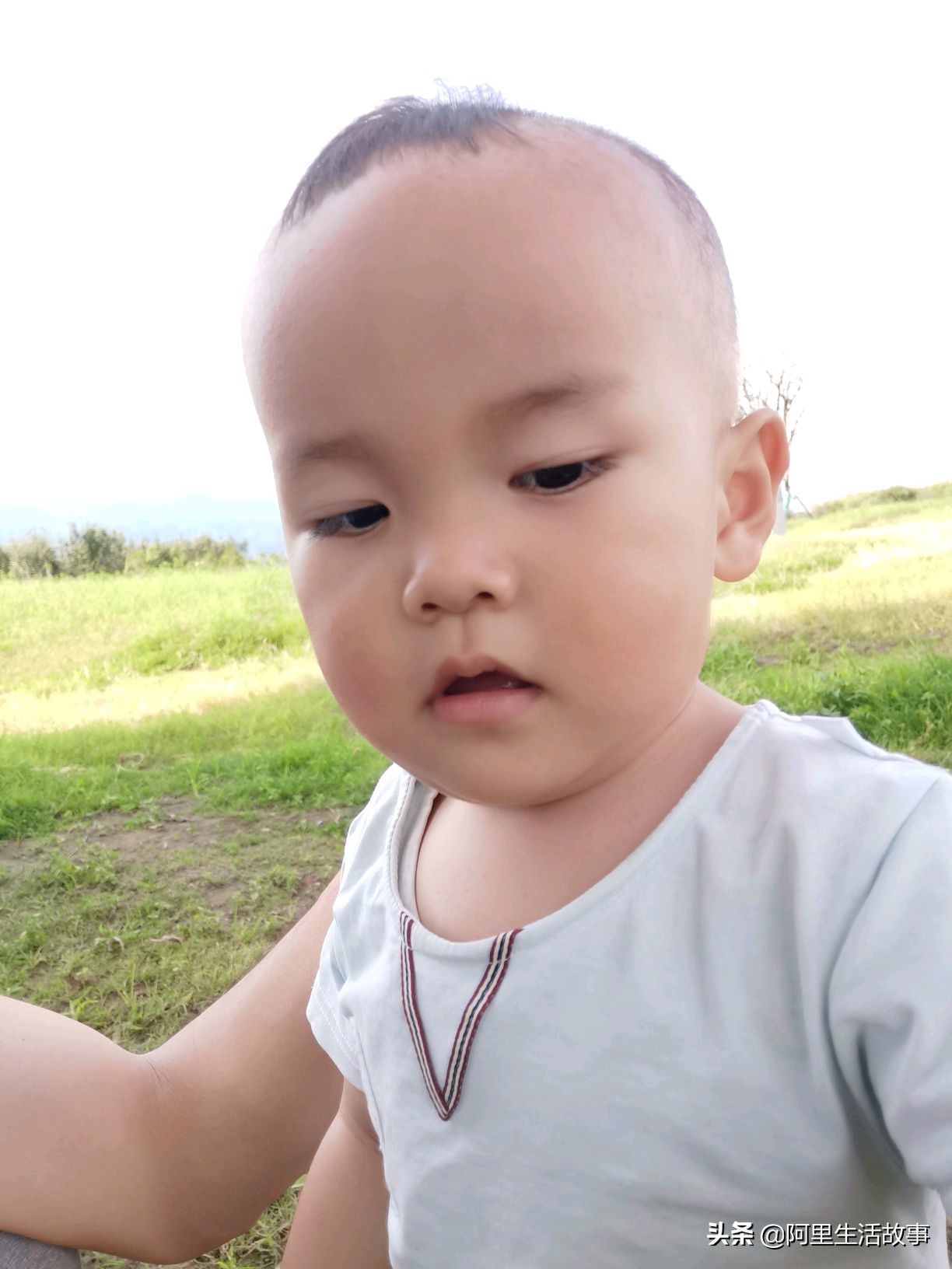 小孩晚上睡觉打嗝吐怎么回事,宝宝晚上睡觉突然吐怎么回事