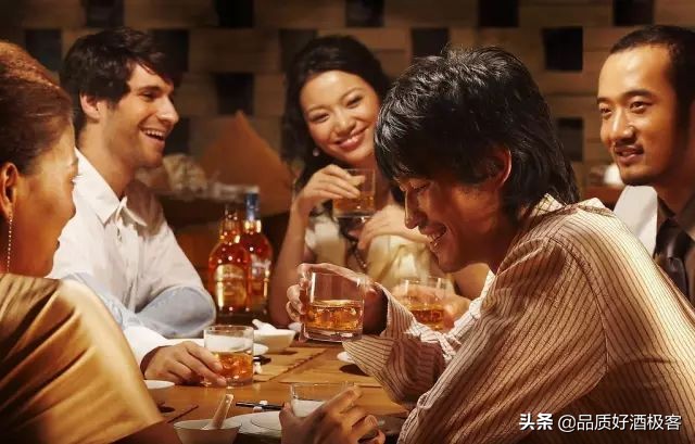 在酒桌上不想喝酒怎么办,在酒桌上不喝酒怎么应付场面