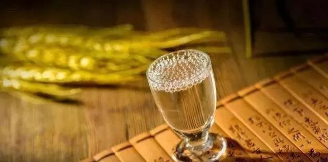 朋友来访赠了一壶好茶,朋友拿出珍藏四十几年的酒