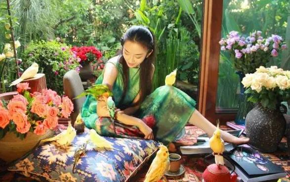 50万生下5国混血女婴，那个买精生子的单身妈妈，如今怎么样了？