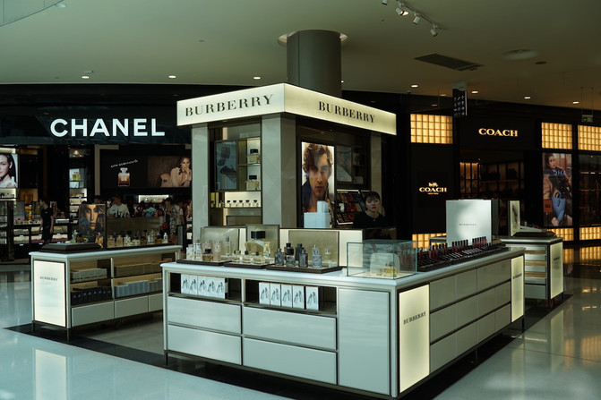 一群年轻人到三亚，摆pose，拍照