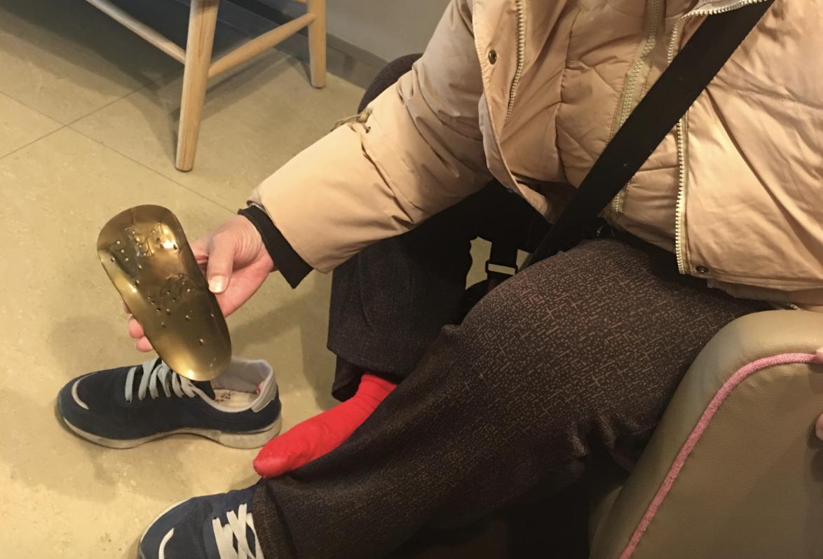 走不出的权健谎言:依然有人坚信鞋垫能治心脏病,卫生巾治前列腺,大便能瞧7种病