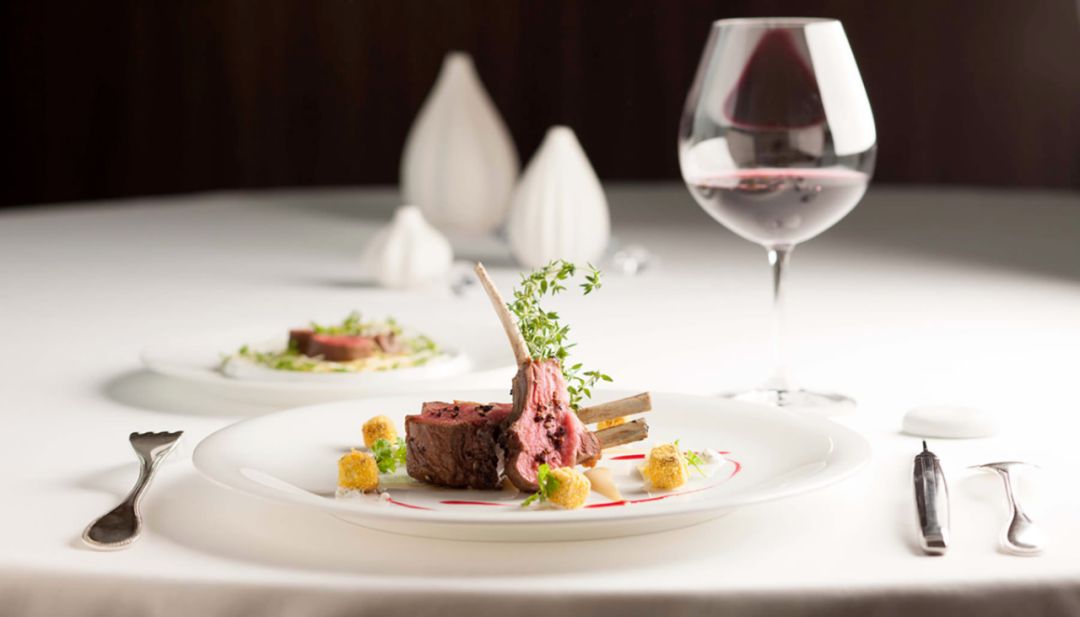 教你基本的西餐礼仪,西餐礼仪视频教程示范入场