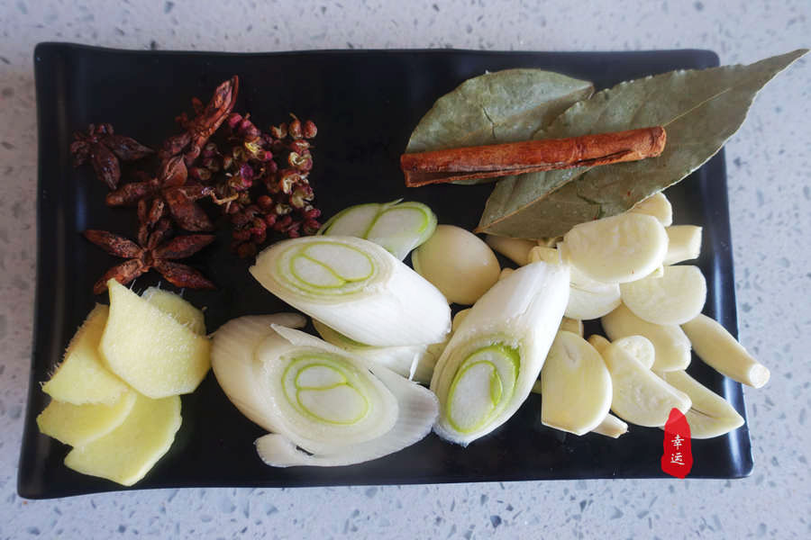 从高压锅中取出完整的酥鱼，真是不容易，它浑身酥软烂要轻拿轻放