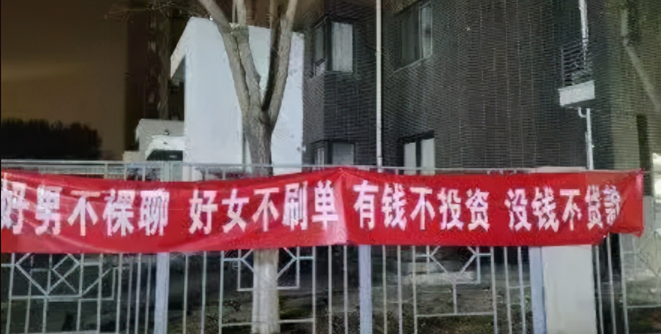 性感美女撕掉“胸部”秒变大叔，画面曝光：别再裸聊了