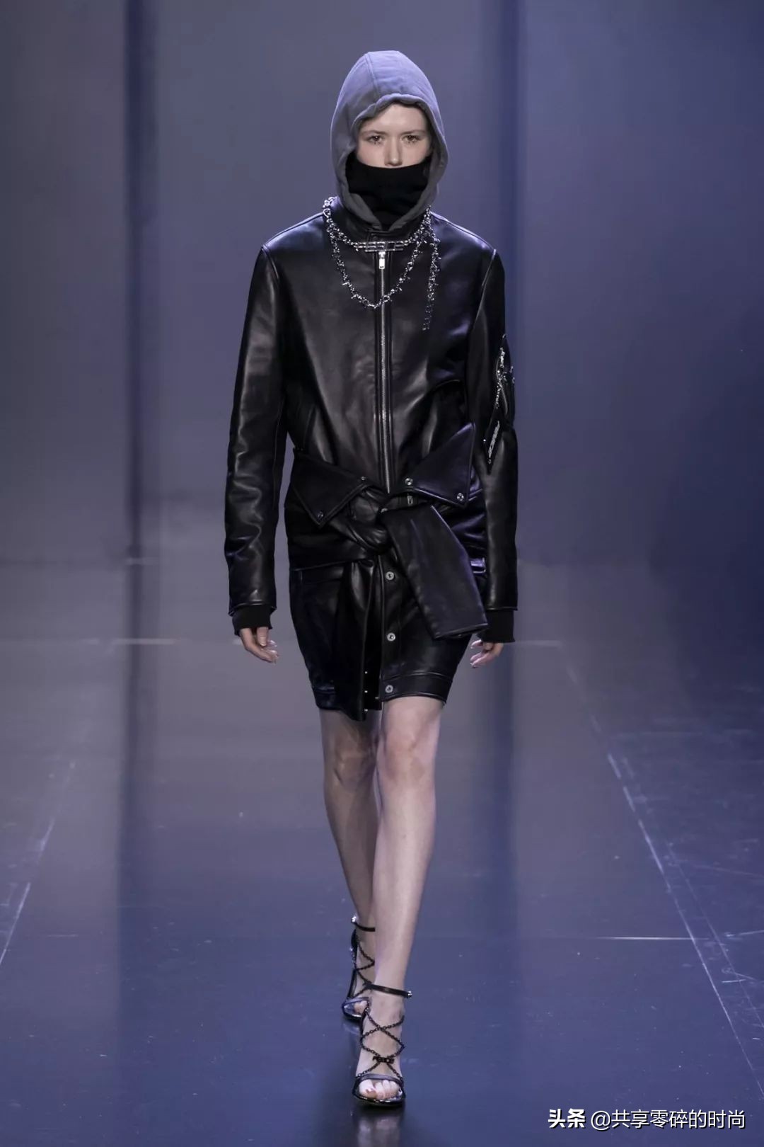 太平鸟女装新年穿搭,2022春夏巴黎时装周互动云秀场