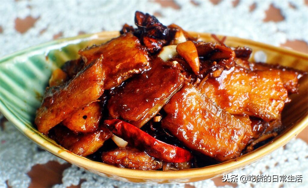 只要记住两点保证煎的鱼不粘锅,这样煎出来的鱼非常漂亮不粘锅