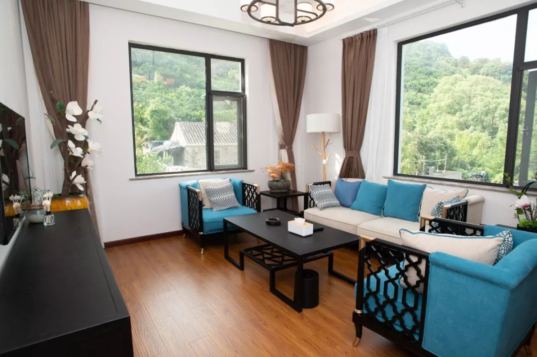 逃离城市躲进山野享受冬日暖阳,安静而美丽的渔村