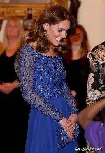 凯特王妃最新的时尚穿搭,英国王妃凯特穿宝蓝色大衣