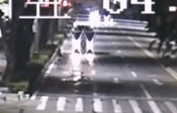 出尽洋相！珠海一奇葩男子躺马路中间睡大觉！过往司机提心吊胆！