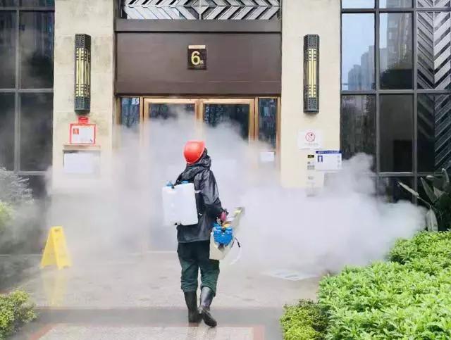 疫情下物业小哥从跑男变成了跑腿,物业管理人员坚守疫情防控第一线