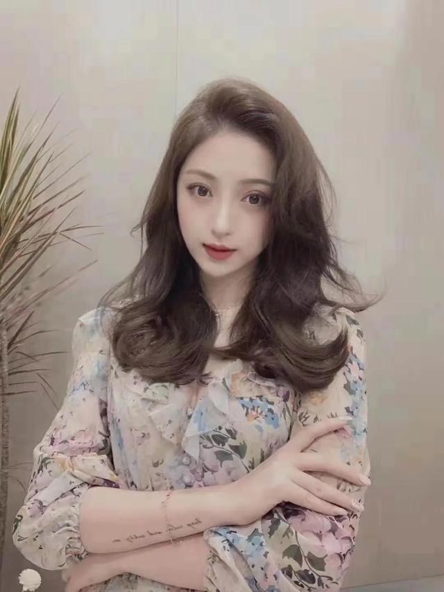 适合发际线低圆脸宽脸女生的发型,适合脸小额头窄长脸型的发型