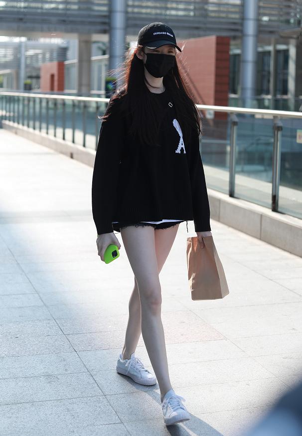 夏天穿AJ太捂脚？张艺凡带火了匡威“潮流穿法”，结果成00后最爱