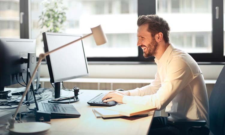 社区工作者工资低为啥那么多人去,社区工作又累工资又低