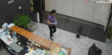 视频拍下电瓶车爆燃全过程,电动车充电2分钟爆燃10余次