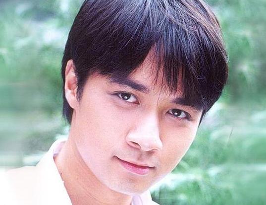 他出道28年，演戏唱歌主持获奖无数，如今还迎娶了自己的助理.