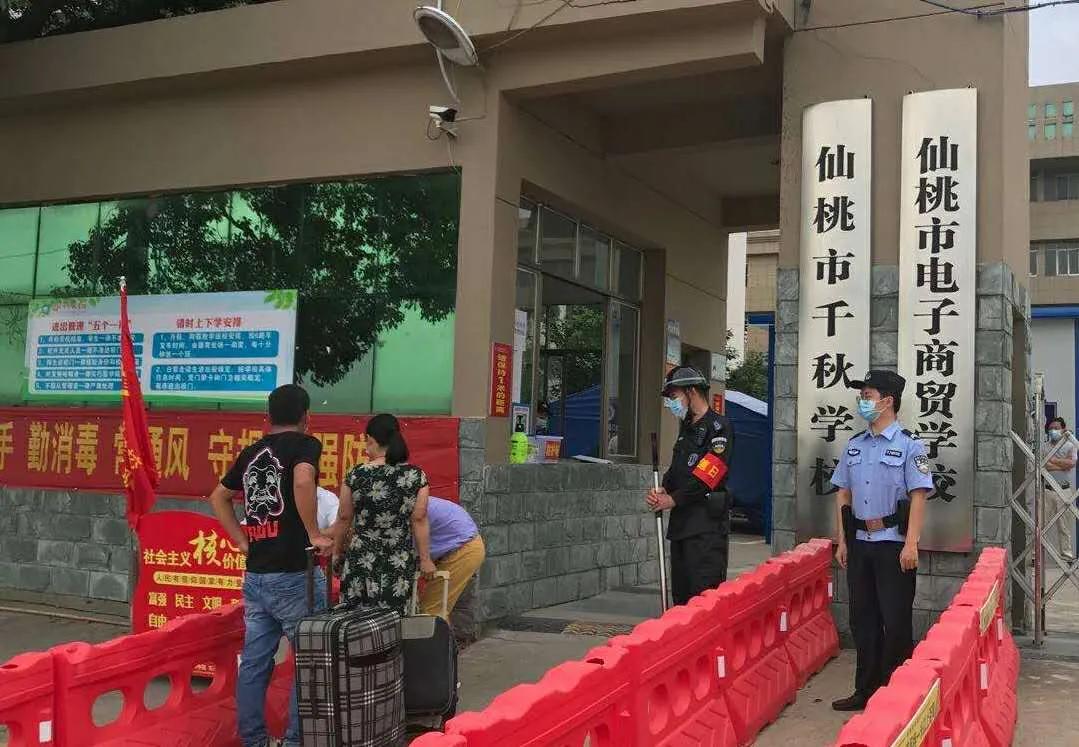 开学交警暖心护航,公安护航平安开学