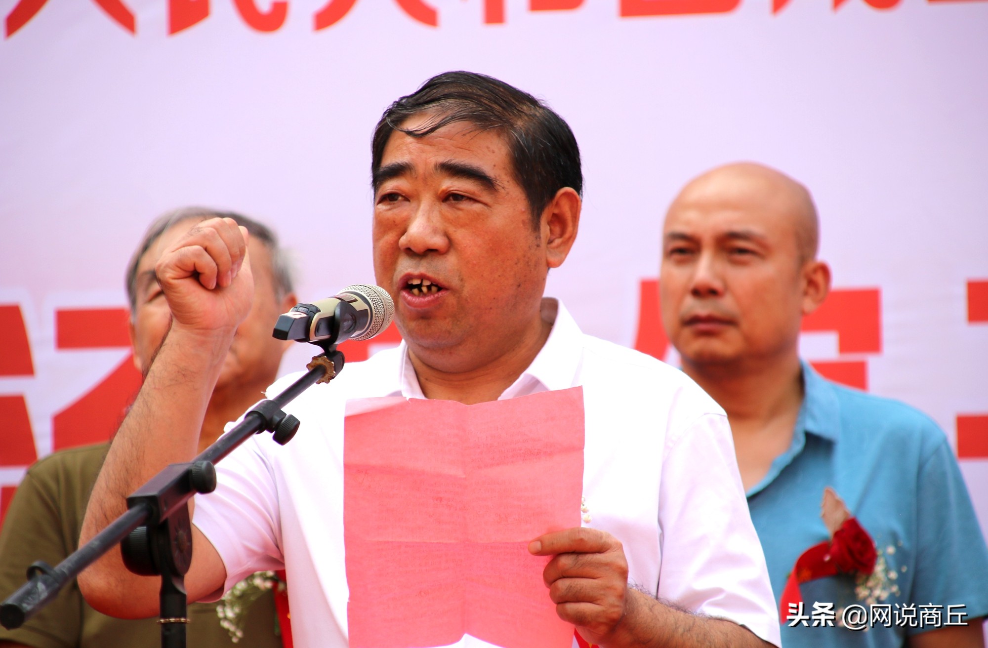 再水一方汤泉馆开业当天先给环卫工人发红包