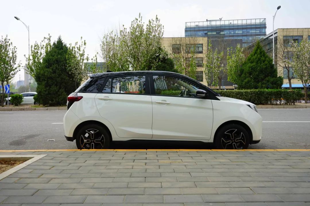 新特DEV1试驾体验：续航300落地7万，不靠补贴也能打？