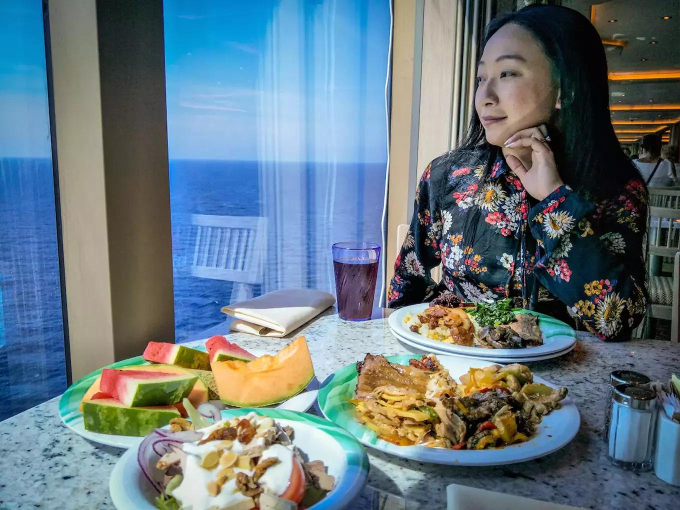 环球蜜月的小两口，免费上了一座价值8亿欧元的邮轮