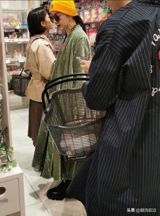 范冰冰机场同款金丝绒外套,范冰冰黑大衣巴黎