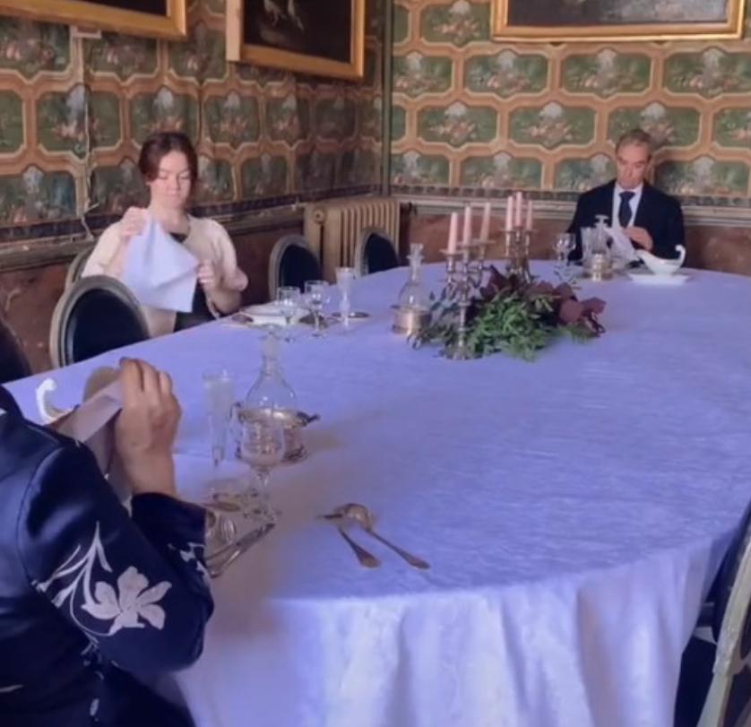 疫情期间住古堡，国外普通女大学生迅速成百万网红，获千万点赞